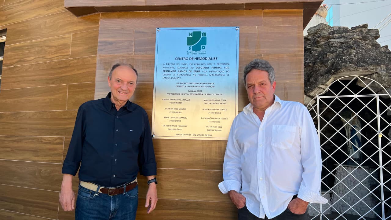 Vídeo: Hospital descerra placa em homenagem à atuação de Luiz Fernando em prol da hemodiálise em Santos Dumont